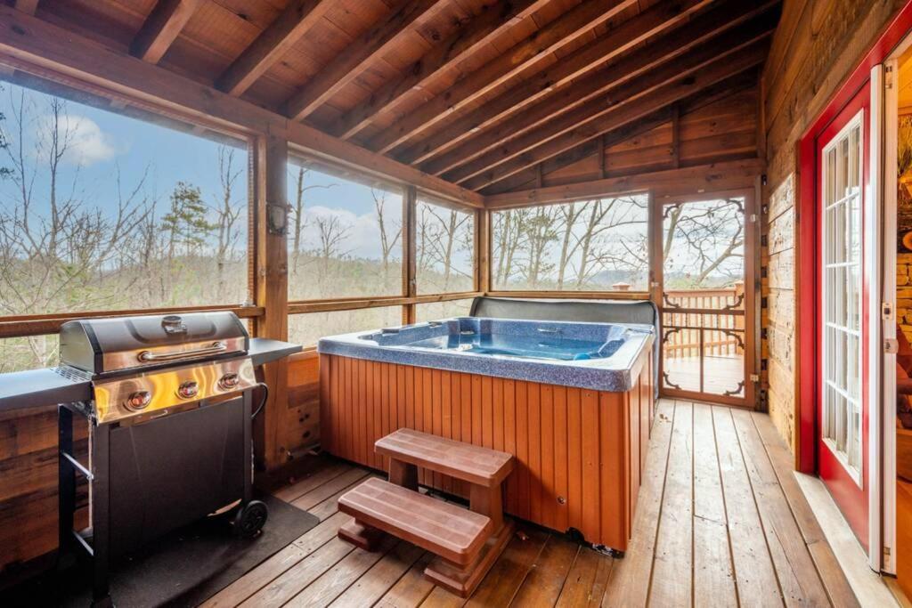 Over The Mountain - Smoky Mountain View Cabin เซอเวียร์วีล ภายนอก รูปภาพ
